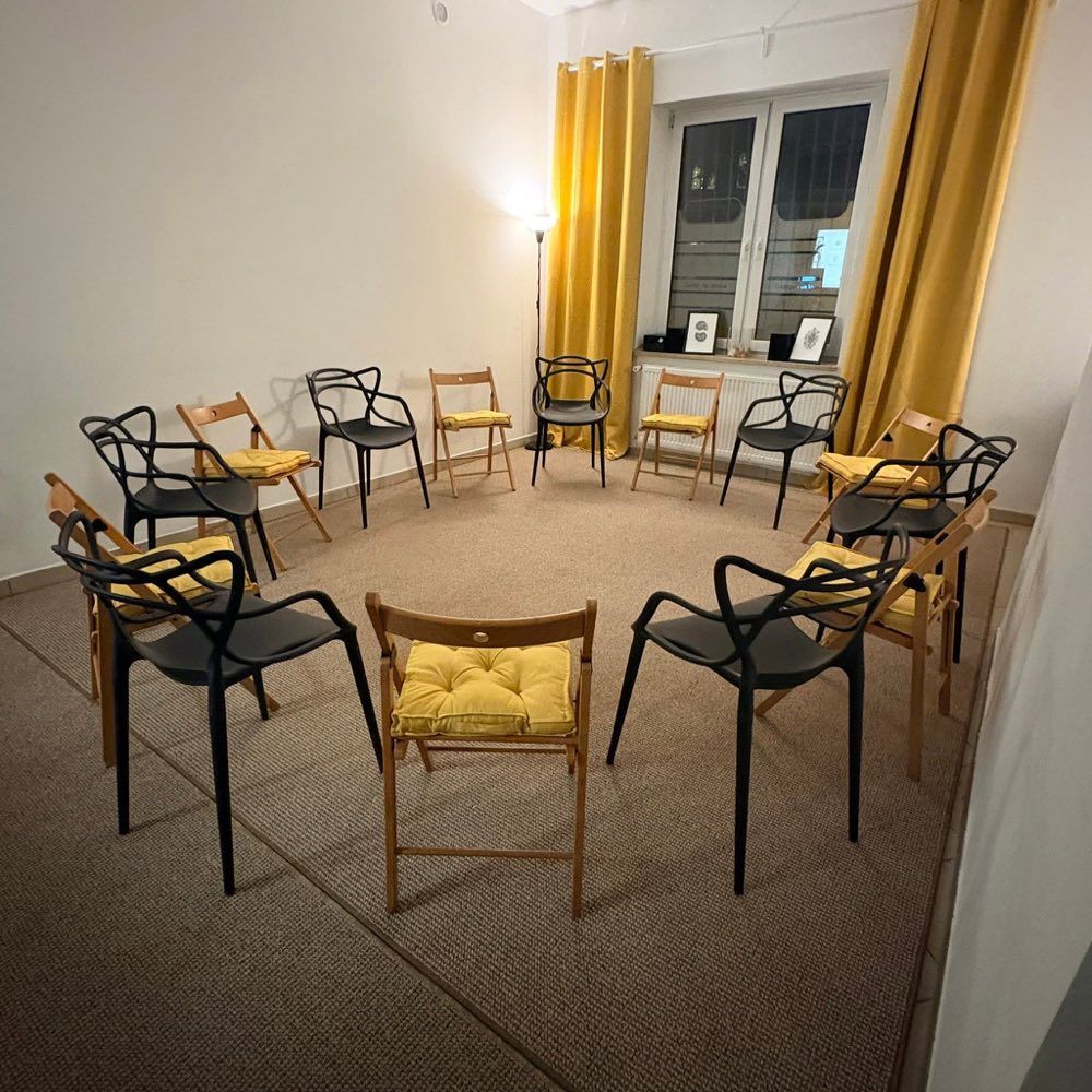 Sala Pracowni Arte przygotowana do spotkania — krzesła ustawione w krąg